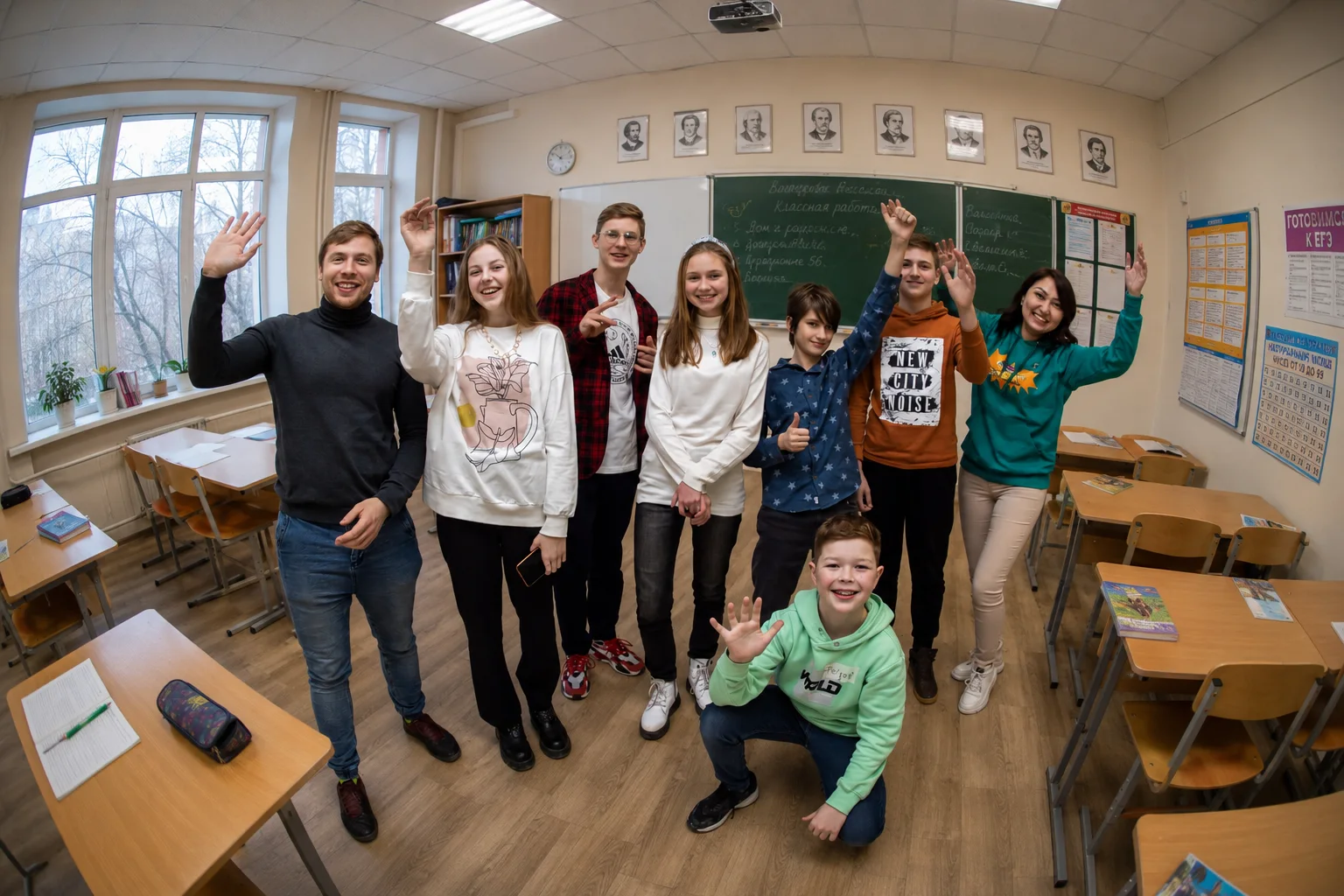 Школьники с ведущим Spectrum Show на классном празднике в Санкт-Петербурге